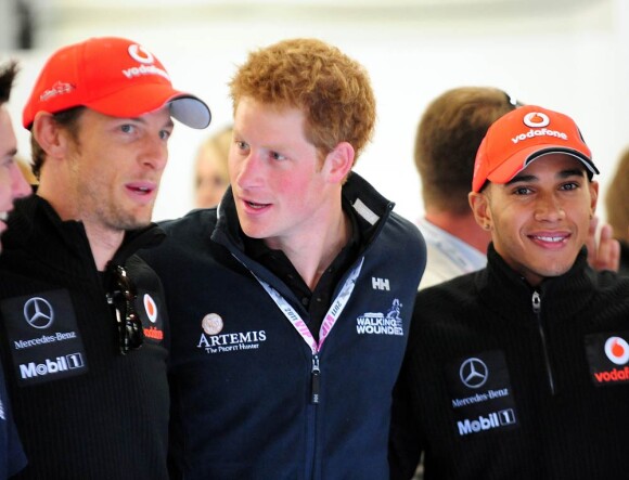 Avant le Grand Prix de Grande-Bretagne, le prince Harry pose entre les deux héros du pays en matière de F1, Jenson Button et Lewis Hamilton, qu'il espère bien voir gagner. Raté...
Le prince Harry de Galles était en mission à Silverstone le 10 juillet 2011 : après avoir découvert le course de l'intérieur au sein des paddocks, il remettait le trophée au vainqueur, l'Espagnol Fernando Alonso.