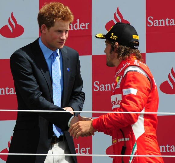 Le prince Harry de Galles, à Silverstone le 10 juillet 2011, a remis le trophée au vainqueur du Grand Prix de Grande-Bretagne, l'Espagnol Fernando Alonso.