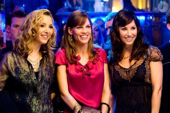 Hilary Swank entourée de Lisa Kudrow et Gina Gershon dans P.S. I Love You