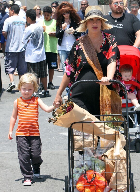 Tori Spelling très enceinte fait le marché avec son fils Liam, à Malibu le 10 juillet 2011