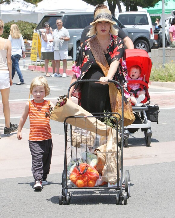 Tori Spelling très enceinte fait le marché avec son fils Liam, à Malibu le 10 juillet 2011