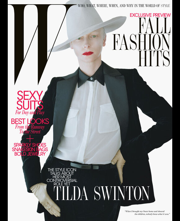 Tilda Swinton pose en couverture du magazine W, dans une veste et une chemise Salvatore Ferragamo, et dans un pantalon et une ceinture Acne.