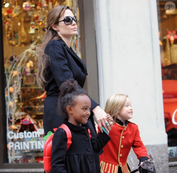 Angelina Jolie et ses filles Zahara et Shiloh en décembre 2010