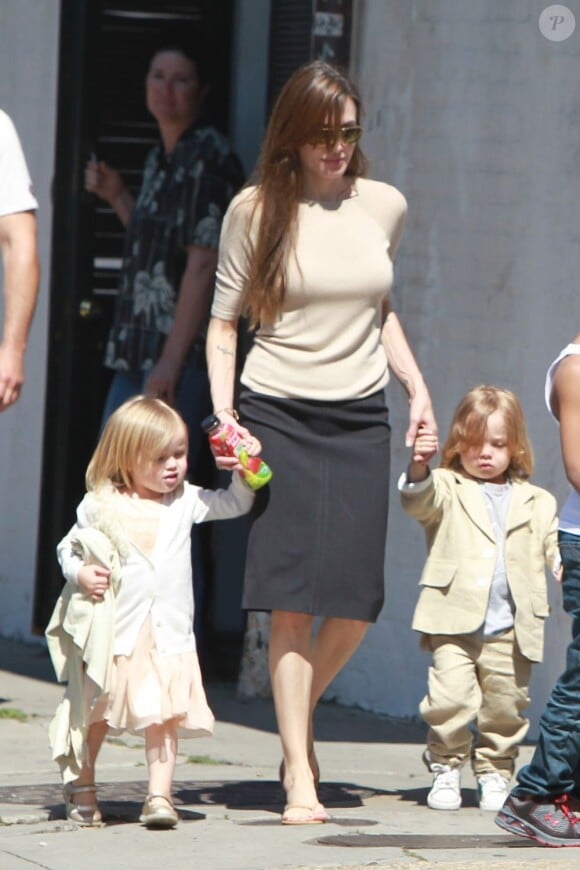 Angelina Jolie et ses jumeaux Knox et Vivienne en mars 2011 à la Nouvelle-Orléans