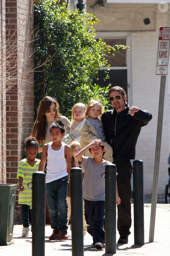 Angelina Jolie, Brad Pitt et leurs enfants (Maddox, Pax, Zahara, Shiloh et les jumeaux Knox et Vivienne) à la Nouvelle-Orléans en mars 2011