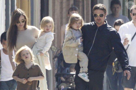 Angelina Jolie et Brad Pitt portent leurs jumeaux Knox et Vivienne à la Nouvelle-Orléans (mars 2011)
