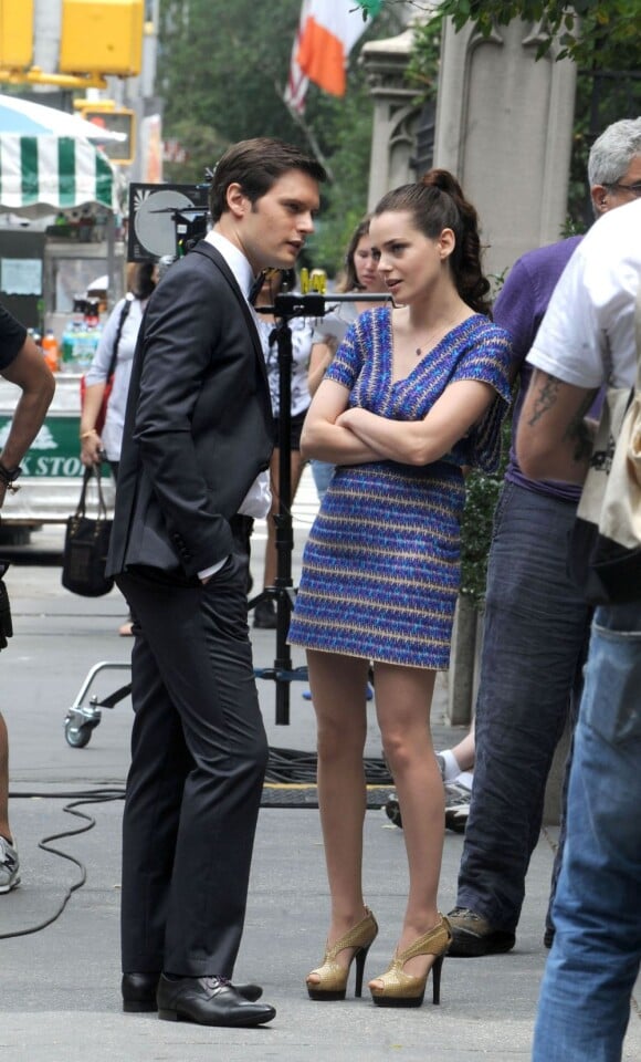 Roxane Mesquida et Hugo Becker sur le tournage de Gossip Girl à New York le 13 juillet 2011.