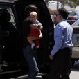 Miranda Kerr arrive avec son bébé Flynn à l'aéroport de Los Angeles, le 4 juillet 2011.