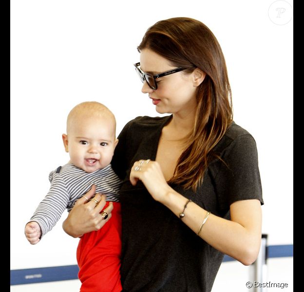 Miranda Kerr et son petit Flynn, 7 mois, à l'aéroport de Los Angeles, le 4 juillet 2011.