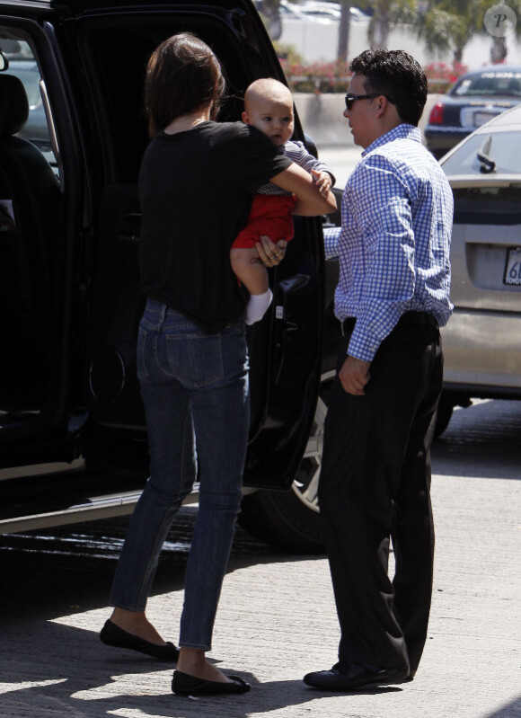 Miranda Kerr et Flynn, à l'aéroport de Los Angeles, le 4 juillet 2011.