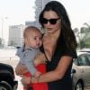 Miranda Kerr à l'aéroport de Los Angeles, le 4 juillet 2011. Elle porte son petit (grand !) Flynn dans ses bras.