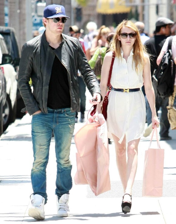 Emma Roberts et Chord Overstreet se baladent dans les rues de Beverly Hills, le vendredi 15 juillet.