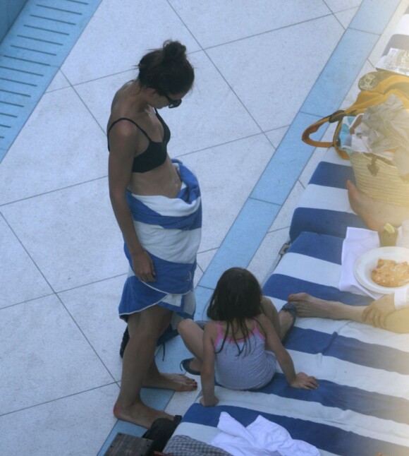 Suri Cruise et Katie Holmes se sèchent en sortant de la piscine de leur hôtel de Miami, en Floride. 16 juillet 2011