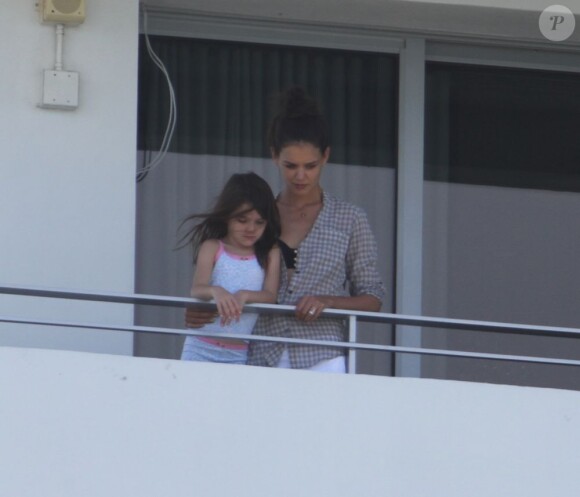 Suri Cruise et Katie Holmes au balcon de leur chambre, à Miami, en Floride. 16 juillet 2011