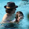 Suri Cruise et Tom Cruise s'amusent dans la piscine de leur hôtel de Miami, en Floride. 16 juillet 2011