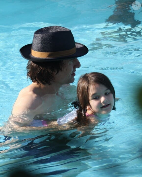 Suri Cruise et Tom Cruise s'amusent dans la piscine de leur hôtel de Miami, en Floride. 16 juillet 2011
