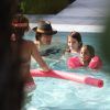 Suri Cruise et Tom Cruise dans la piscine de leur hôtel de Miami, en Floride. 16 juillet 2011