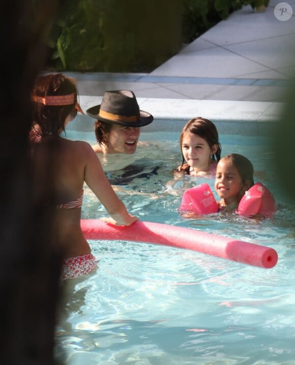 Suri Cruise et Tom Cruise dans la piscine de leur hôtel de Miami, en Floride. 16 juillet 2011