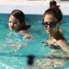 Suri Cruise et Katie Holmes dans la piscine de leur hôtel de Miami, en Floride. 16 juillet 2011