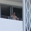 Tom Cruise chante avec passion sur le balcon de son hôtel de Miami, en Floride. 16 juillet 2011