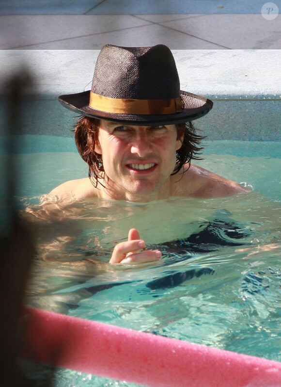Tom Cruise barbote dans la piscine de son hôtel de Miami, en Floride. 16 juillet 2011