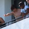 Tom Cruise avec des amis sur le balcon de son hôtel de Miami, en Floride. 16 juillet 2011