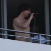 Tom Cruise chante avec passion sur le balcon de son hôtel de Miami, en Floride. 16 juillet 2011