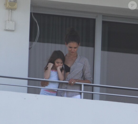 Suri Cruise et Katie Holmes au balcon de leur chambre d'hôtel de Miami, en Floride. 16 juillet 2011