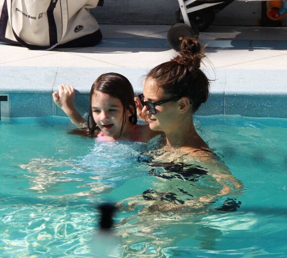 Suri Cruise et Katie Holmes dans la piscine de leur hôtel de Miami, en Floride. 16 juillet 2011
