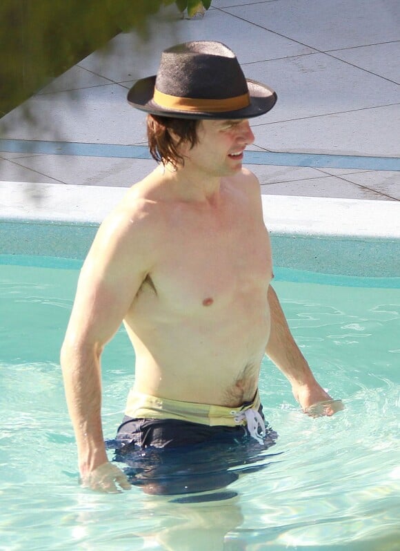 Tom Cruise barbote dans la piscine de son hôtel de Miami, en Floride. 16 juillet 2011