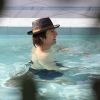 Suri Cruise, Katie Holmes et Tom Cruise se détendent dans la piscine de leur hôtel de Miami, en Floride. 16 juillet 2011
