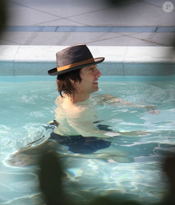 Suri Cruise, Katie Holmes et Tom Cruise se détendent dans la piscine de leur hôtel de Miami, en Floride. 16 juillet 2011