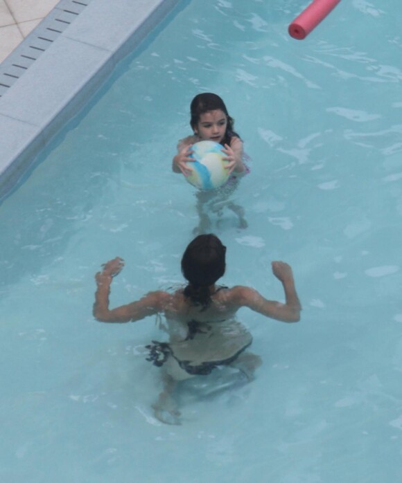 Photos exclusives : Katie Holmes et sa fille Suri, deux naïades avec une frite et un ballon !