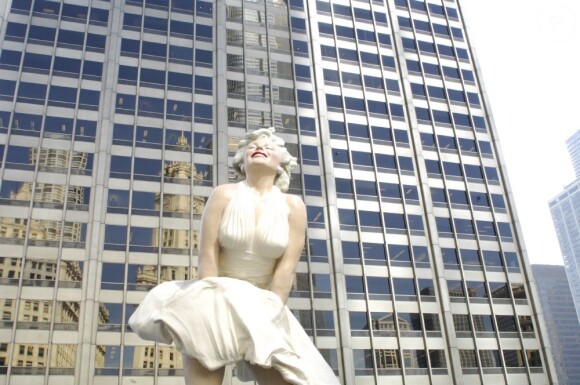 Voilà ce qu'il y a sous la jupe ! La statue Marilyn Monroe haute de 8 mètres dévoilée à Chicago le 16 juillet 2011