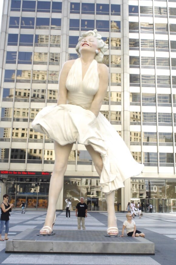 L'incroyable statue Marilyn Monroe haute de 8 mètres dévoilée à Chicago le 16 juillet 2011