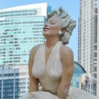 Marilyn Monroe : Tout le monde se précipite pour voir sous sa robe !