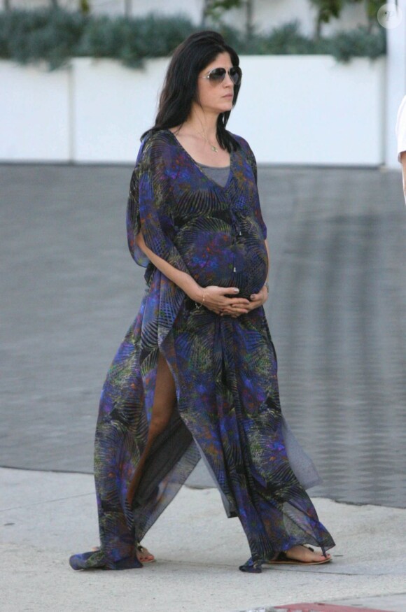 Selma Blair a vraiment dépassé la date d'accouchement, prévue selon les rumeurs le 4 juillet dernier !  L'actrice commence d'ailleurs à dévoiler des signes de fatigue. Los Angeles, 24 juin 2011