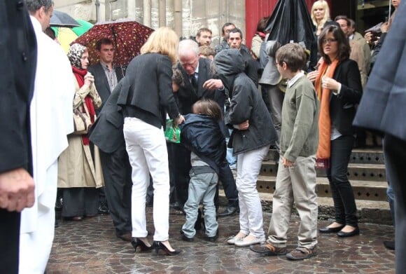 Gabriella Cortese avec son fils Nicola lors des obsèques de son mari Marc Rioufol à Paris, en l'église Saint-Leu Saint-Gilles, dans le 1er arrondissement, le 19 juillet 2011