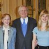 Claude Rich, avec sa femme Catherine et ses filles, épinglé au ministère de la Culture, à Paris, le 19 juillet 2011.