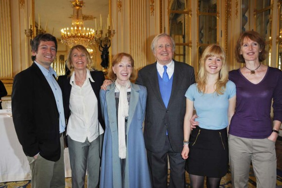 Claude Rich, avec sa femme Catherine et ses filles, épinglé au ministère de la Culture, à Paris, le 19 juillet 2011.