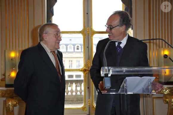 Michel Duchaussoy épinglé par Frédéric Mitterrand au ministère de la Cultrue, le 19 juillet 2011.