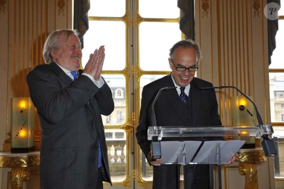 Claude Rich épinglé par Frédéric Mitterrand au ministère de la Cultrue, le 19 juillet 2011.