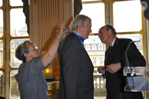 Claude Rich épinglé par Frédéric Mitterrand au ministère de la Cultrue, le 19 juillet 2011.