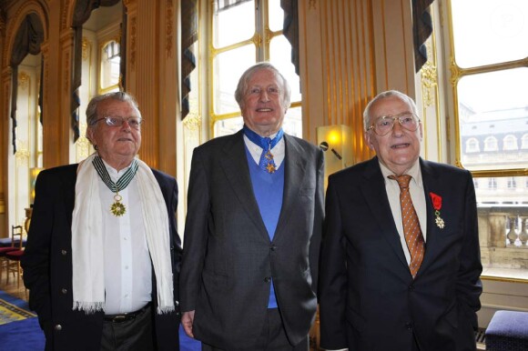 Claude Rich, José Artur et Michel Duchaussoy épinglés au ministère de la Culture, à Paris, le 19 juillet 2011.