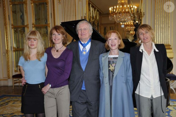 Claude Rich, avec sa femme Catherine et ses filles, épinglé au ministère de la Culture, à Paris, le 19 juillet 2011.