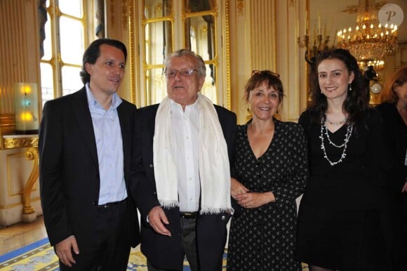 José Artur, avec ses enfants, épinglé au ministère de la Culture, à Paris, le 19 juillet 2011.