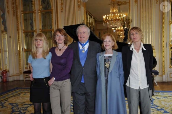 Claude Rich, entouré de sa femme Catherine et de ses filles, épinglé au ministère de la Culture, à Paris, le 19 juillet 2011.