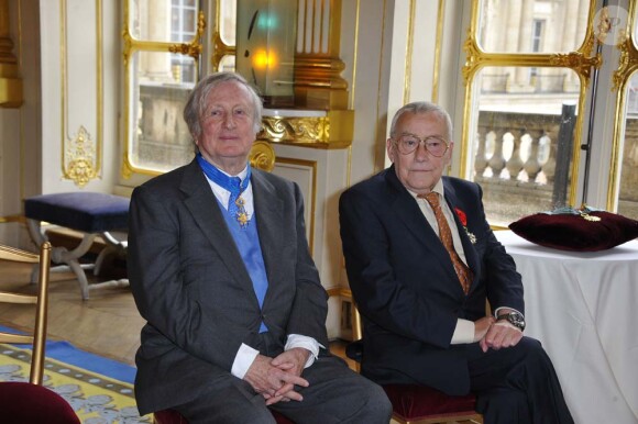 Claude Rich et Michel Duchaussoy épinglés au ministère de la Culture, à Paris, le 19 juillet 2011.