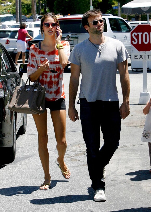 Alessandra Ambrosio et son fiancé Jaime Mazur à Brentwood, un quartier de Los Angeles. Le 19 juillet 2011