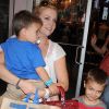 Melissa Joan Hart et ses deux garçons Mason et Brady à l'ouverture du magasin pour enfants 77 Kids by American Eagle à New York, le 20 juillet 2011